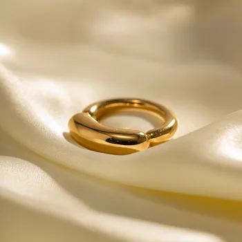Популярное однотонное кольцо из нержавеющей стали с позолоченным покрытием, соответствующее моде, не теряющее цвет, нишевое ювелирное кольцо.