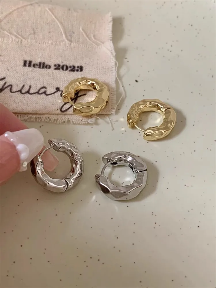 Панковские позолоченные Массивные серьги-кольца с неправильной чеканкой для женщин, Минималистичные Геометрические Скрученные Полированные серьги-кольца Huggie