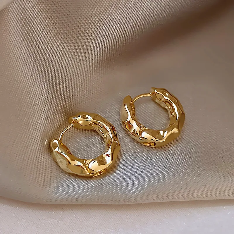 Панковские позолоченные Массивные серьги-кольца с неправильной чеканкой для женщин, Минималистичные Геометрические Скрученные Полированные серьги-кольца Huggie