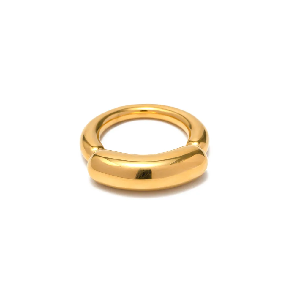 Популярное однотонное кольцо из нержавеющей стали с позолоченным покрытием, соответствующее моде, не теряющее цвет, нишевое ювелирное кольцо.