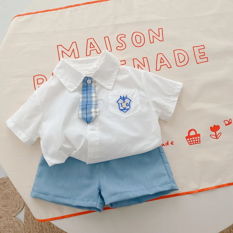 Летние комплекты для семьи, синий галстук-бабочка, короткие рукава, Белые рубашки + Клетчатая юбка + синие шорты, Одежда для сестры, брата, близнецов E071