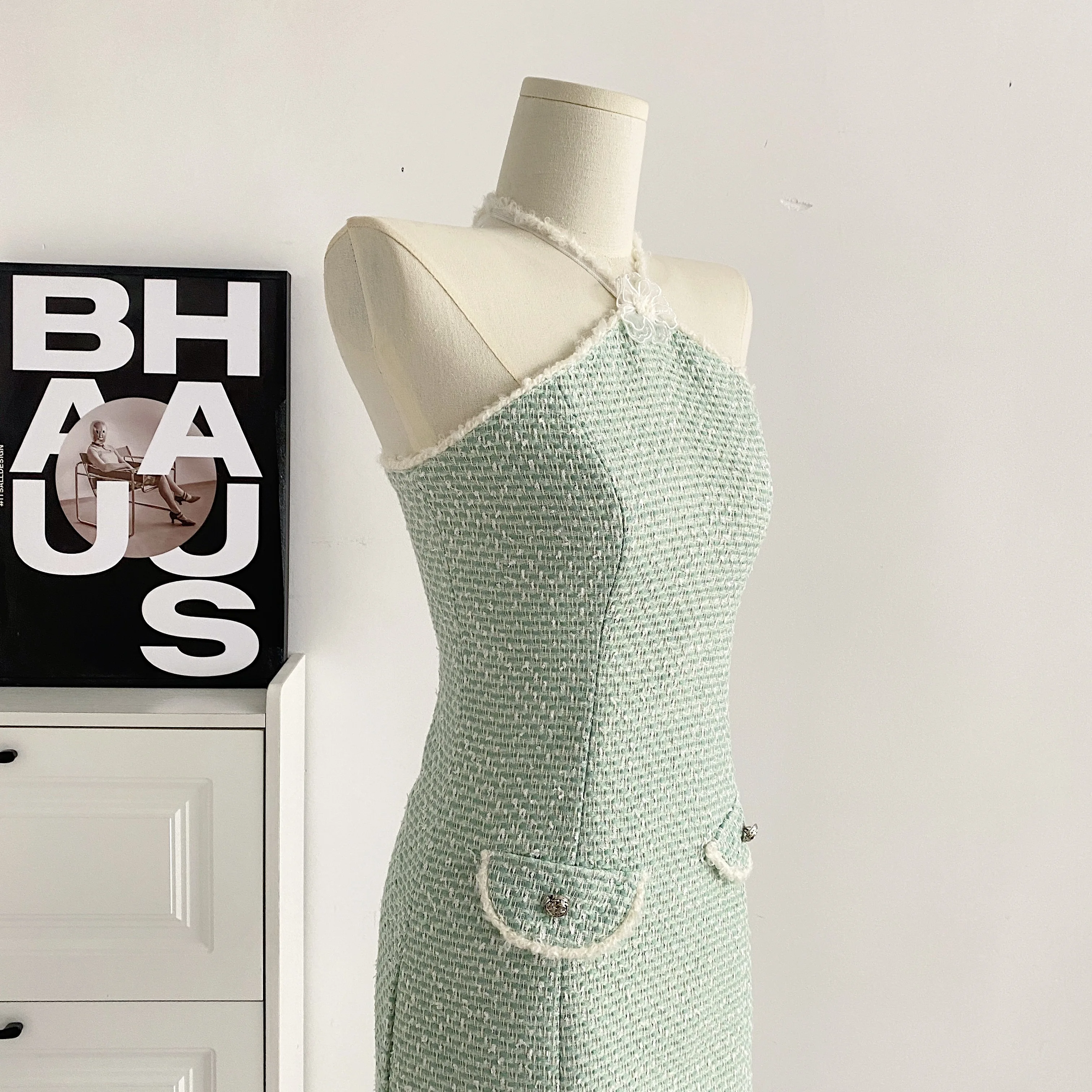 Летнее женское платье 2023 Дизайн платья с вырезом на шее - это нишевое сексуальное мини-платье