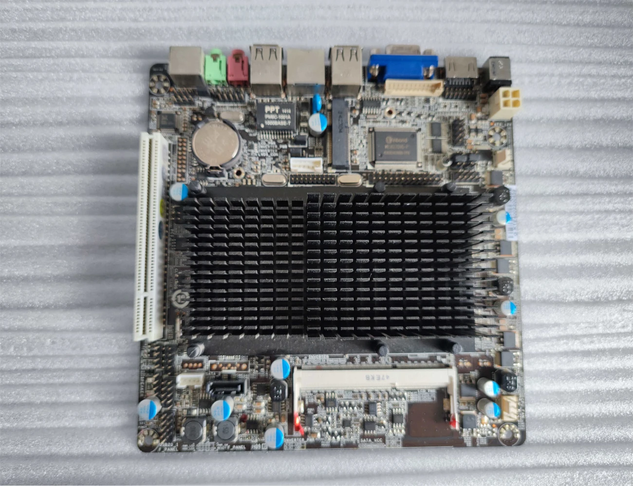 D2550 Двухъядерная четырехпоточная маломощная материнская плата MINI-ITX 17X17 COM-порт H-D-M-I PCI Источник питания постоянного тока