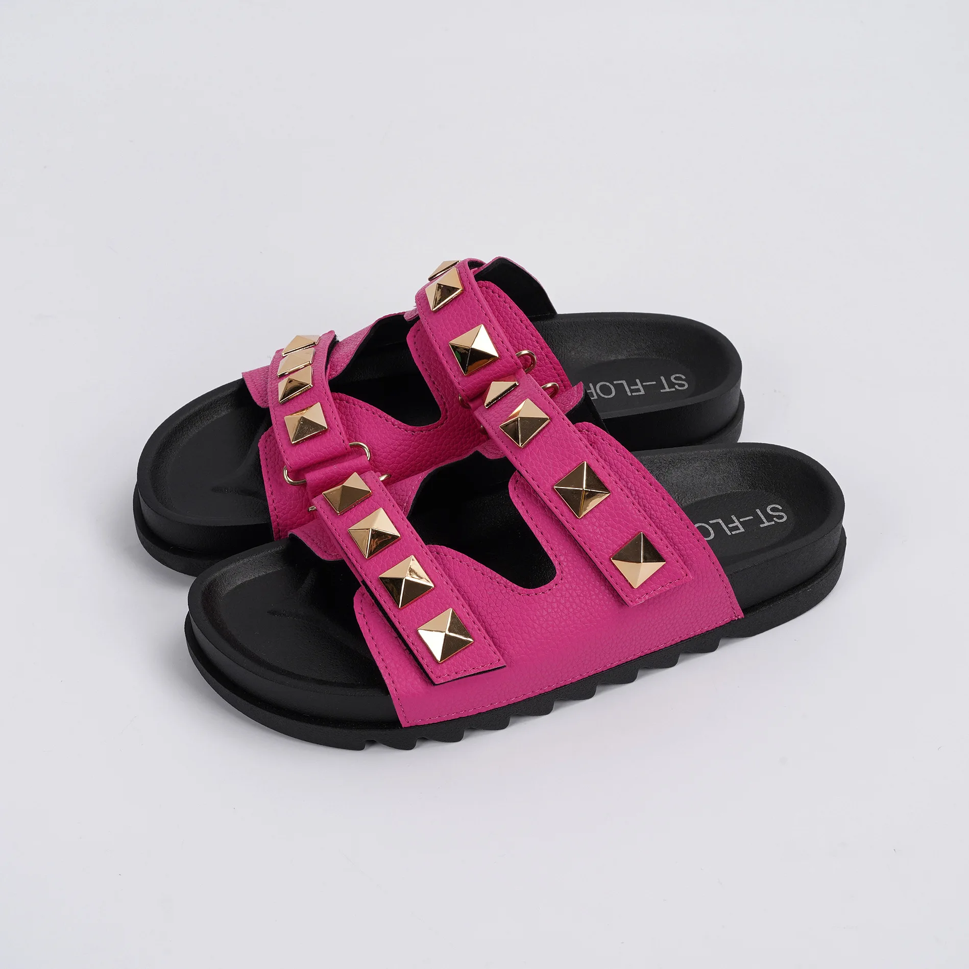 Новые дизайнерские летние сандалии для улицы, популярные римские шлепанцы-горки С роскошными женскими пляжными сандалиями с заклепками