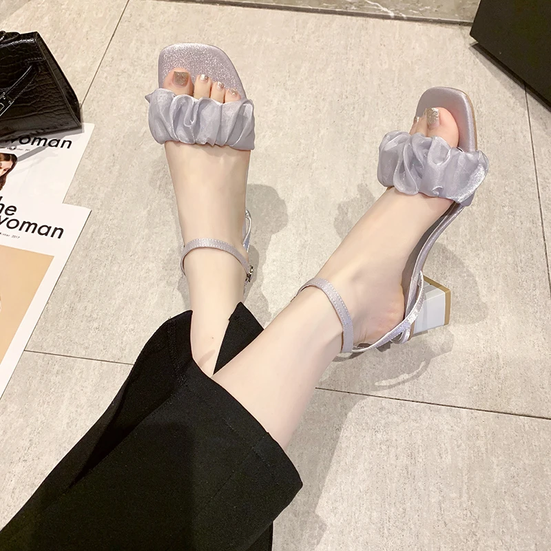 Дизайнерские шелковые плиссированные современные босоножки, женская летняя обувь 2021 года, шикарные сандалии-гладиаторы с квадратным носком на толстом высоком каблуке, sandalias mujer