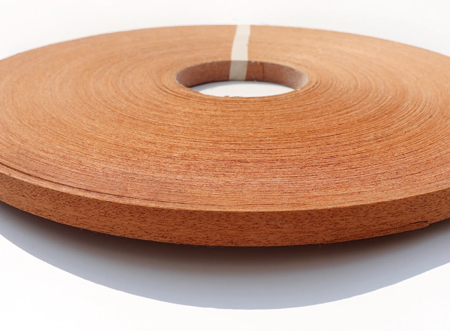 50-200 метров / ширина ролика: 20 мм Толщина: 0,5 мм Кромкооблицовочная лента из натурального сапеле Листы деревянного шпона
