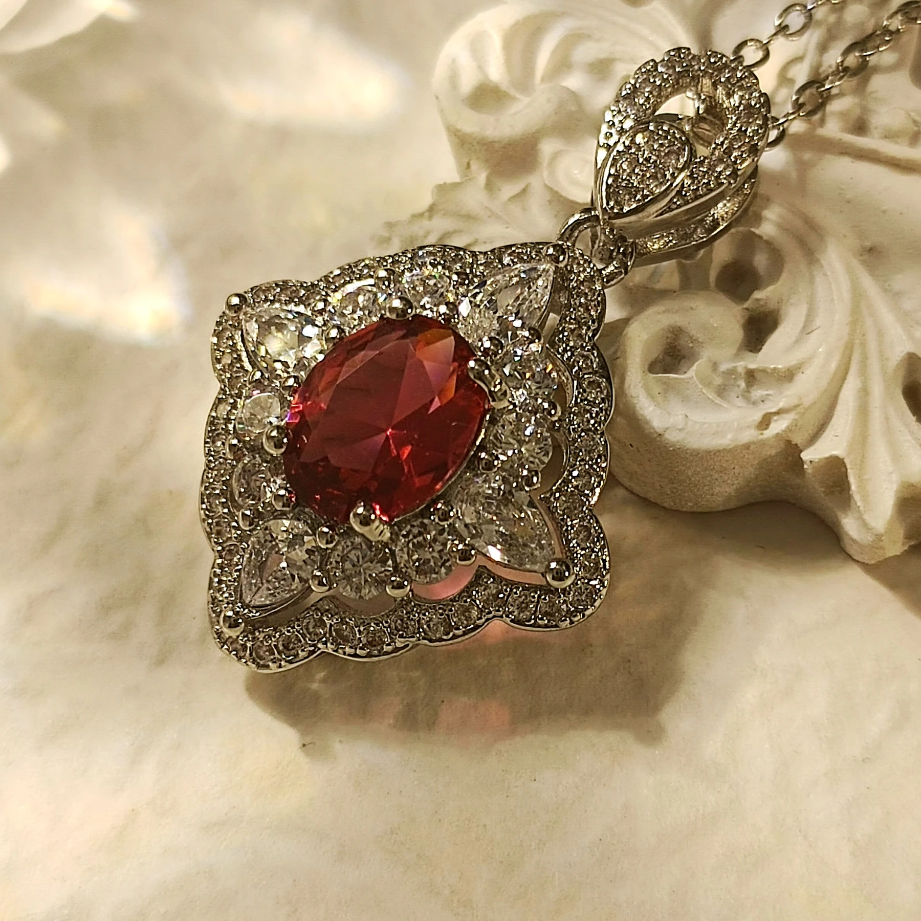 Ожерелье с подвеской Prosperity в цветочном стиле, кроваво-красный ореол, подарок на помолвку для женщин, для нее