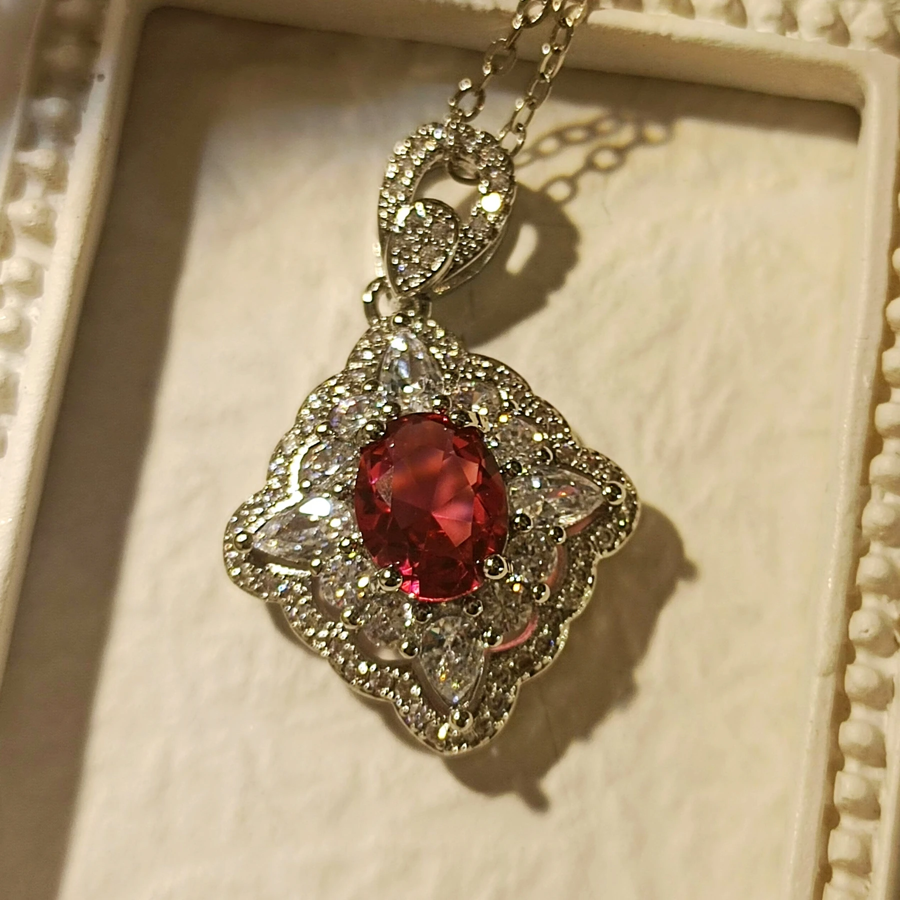 Ожерелье с подвеской Prosperity в цветочном стиле, кроваво-красный ореол, подарок на помолвку для женщин, для нее