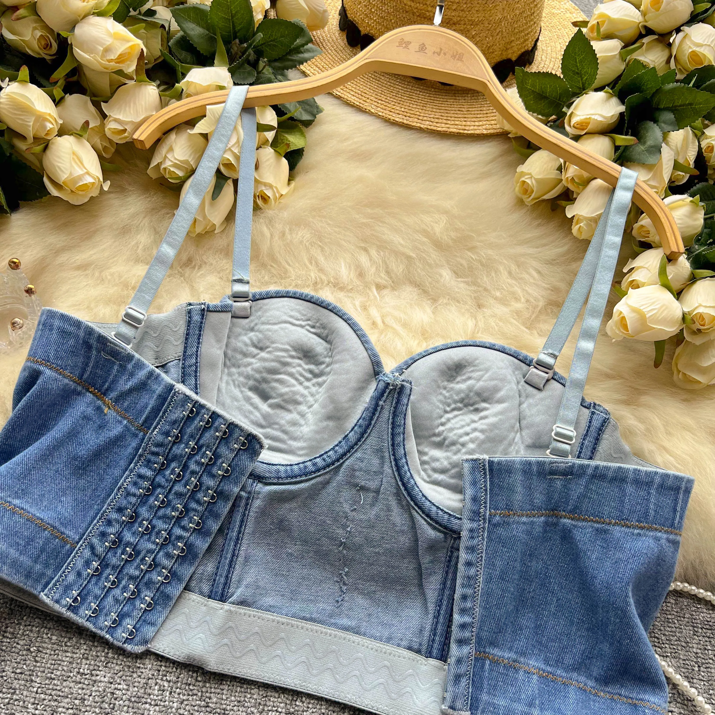 Сексуальные и уникальные маленькие МАЙКИ на подтяжках для женской верхней одежды, летняя подкладка, тяжелая джинсовая ткань с цепочкой, инкрустированная бриллиантами