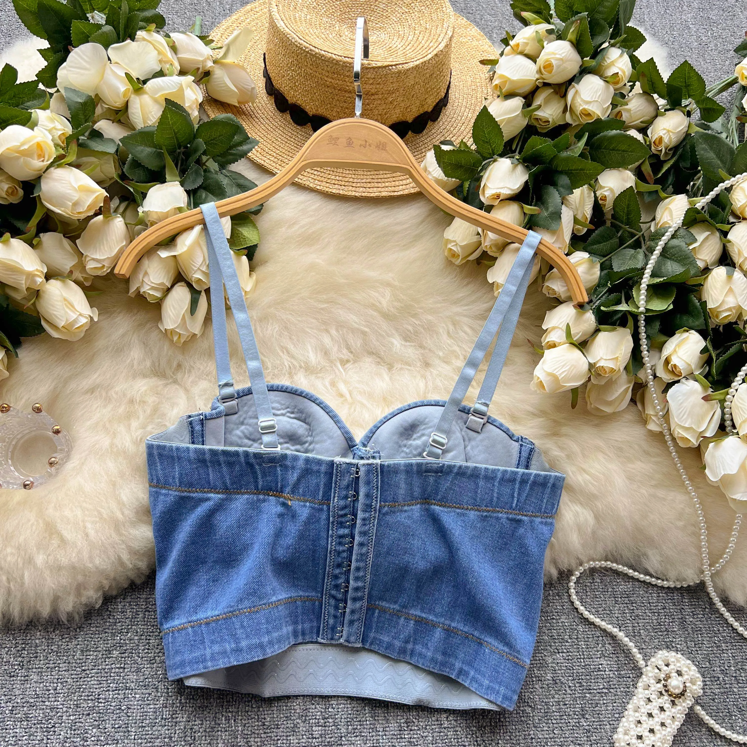 Сексуальные и уникальные маленькие МАЙКИ на подтяжках для женской верхней одежды, летняя подкладка, тяжелая джинсовая ткань с цепочкой, инкрустированная бриллиантами